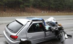 Adana'da tıra çarpan otomobildeki 1 polis öldü, 1 polis yaralandı