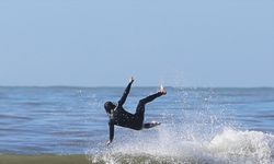 Antalya'da bir grup sporcu ocak ayında sörf yaptı