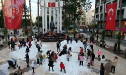 Antalya'da çocuklar kamyonla getirilen karla eğlendi