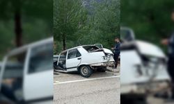 Antalya'da otomobil ile tırın çarpıştığı kazada 2 kişi yaralandı