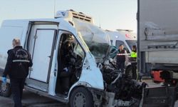 Antalya'da park halindeki tıra çarpan hafif ticari araçtaki 1 kişi öldü, 1 kişi yaralandı