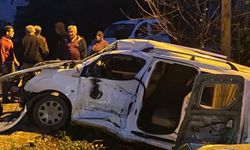 Antalya'da yolcu otobüsü ile çarpışan kamyonetteki 3 kişi yaralandı