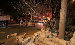 Burdur'da bahçe duvarına çarpan otomobildeki 2 kişi yaralandı