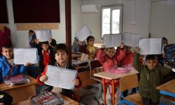 Deprem bölgesinde öğrenciler karnelerini aldı