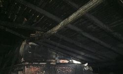 Hatay'da 3 katlı binanın çatısında çıkan yangın söndürüldü