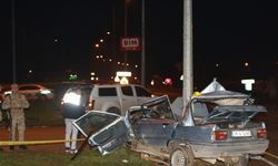 Hatay'da aydınlatma direğine çarpan otomobilin sürücüsü kurtarılamadı