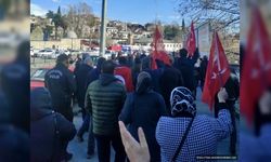 Kahramanmaraş'ta orta hasarlı bina sakinleri yürüyerek tepki gösterdi   