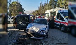 Kahramanmaraş’ta otomobil park halindeki araca çarptı: 2 yaralı 