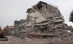 Malatya Doğanşehir'de ağır hasarlı binaların yıkımı sürüyor