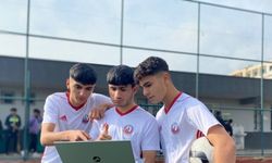 Mersin'de genç futbolcular, AA'nın "Yılın Kareleri" oylamasına katıldı