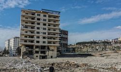 6 ŞUBAT DEPREMLERİNİN BİRİNCİ YILI - Depremden 5 gün öncesine kadar yaşadığı sitede 69 yakınını kaybeden Tuzcu, hayata tutunmaya çalışıyor