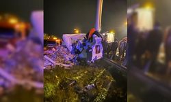 Adana'da bariyerlere çarpan tırın sürücüsü yaralandı