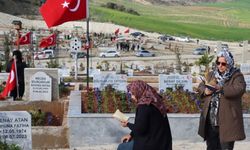 Adana'da depremlerde yaşamını yitirenlerin yakınlarından mezarlık ziyareti