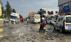 Adana'da tır, su borusunun patlamasıyla oluşan çukura düştü