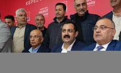 AK Parti Kepez Belediye Başkan adayı Rıza Sümer, CHP'lilere karanfil dağıttı