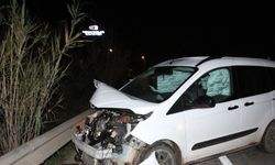 Antalya'da iki otomobilin çarpıştığı kazada 3 kişi yaralandı