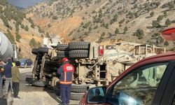 Doğanşehir’de devrilen beton mikserinin sürücüsü yaralandı