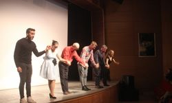 Gülnar'da "Altı Üstü Komedi" tiyatro oyunu sahnelendi