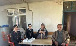 Kahramanmaraş'ta jandarmadan depremde hayatını kaybeden askerlerin ailelerine ziyaret