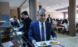 Mersin Üniversitesi Rektörü Yaşar, yemekhanede öğrencilerle buluştu