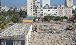 Mersin'de depreme dayanıksız 56 yıllık okul binasının yıkımı sürüyor