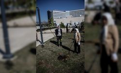 Mersin'de sağlık hizmeti alan vatandaşlar hastane bahçesinde fidan dikti