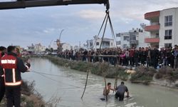 Mersin'de sulama kanalına devrilen hafif ticari aracın sürücüsü öldü