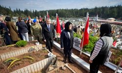 Osmaniye'de depremlerde hayatını kaybedenler mezarları başında anıldı