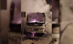 Adana'da park halindeki midibüs yandı