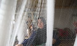 Akdeniz'e açılan balıkçıların kullandığı ağlar Hataylı kadınların elinde şekilleniyor