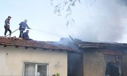 Antalya'da çıkan yangında eski okul binası ve lojmanı hasar gördü