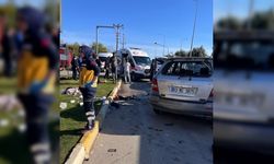 Antalya'da minibüsle cipin çarpıştığı kazada 12 kişi yaralandı