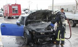 Antalya'da seyir halindeki otomobilde yangın çıktı