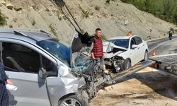 Finike'de iki otomobilin çarpıştığı kazada 4 kişi yaralandı