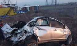 Isparta'da reklam panosuna çarpan otomobildeki 1 kişi öldü, 3 kişi yaralandı