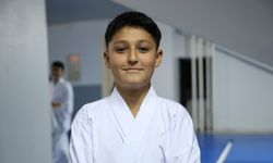 Konteyner kentte çalışan antrenör, depremzede çocukları karateyle tanıştırıyor