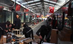 Kültür ve Turizm Bakanı Ersoy'un depremzede esnaflar için gönderdiği klimaların montajına başlandı