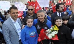 Türkiye'nin ilk astronotu Gezeravcı, mezun olduğu okulda öğrencilerle buluştu: