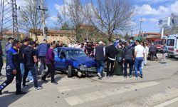 Isparta'da iki otomobil ile motosikletin çarpıştığı kazada 10 kişi yaralandı