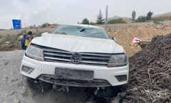 Malatya'da yoldan çıkan otomobildeki 4 kişi yaralandı