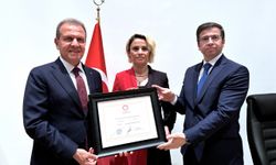 Mersin Büyükşehir Belediye Başkanı Vahap Seçer mazbatasını aldı: