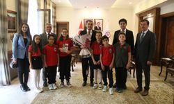 Vali Öksüz, 23 Nisan Ulusal Egemenlik ve Çocuk Bayramı'nda makamını öğrenciye devretti