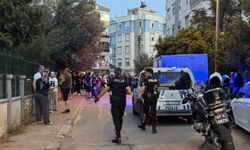 Antalya'da bıçakla çevreye ve polis ekiplerine saldıran kişi etkisiz hale getirildi