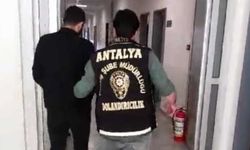 Antalya'da kendisini avukat olarak tanıtıp vatandaşları dolandıran şüpheli tutuklandı