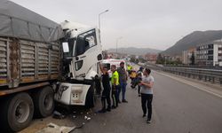 Burdur'da tıra çarpan kamyon sürücüsü yaralandı