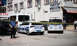 Adana'da iş yerine silahlı saldırı sırasında araçla yoldan geçen kadın öldü