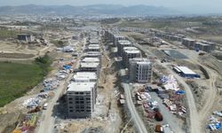 Hatay Valisi Mustafa Masatlı, yapımı devam eden deprem konutlarını inceledi
