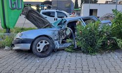 Hatay'da ambulansla iki otomobilin karıştığı kazada 3 kişi yaralandı