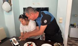 Hatay'da polis ekiplerinden Down sendromlu gence doğum günü sürprizi