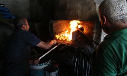 Hatay'da demirci ustaları bayramda kepenklerini kelle ütmek için açtı